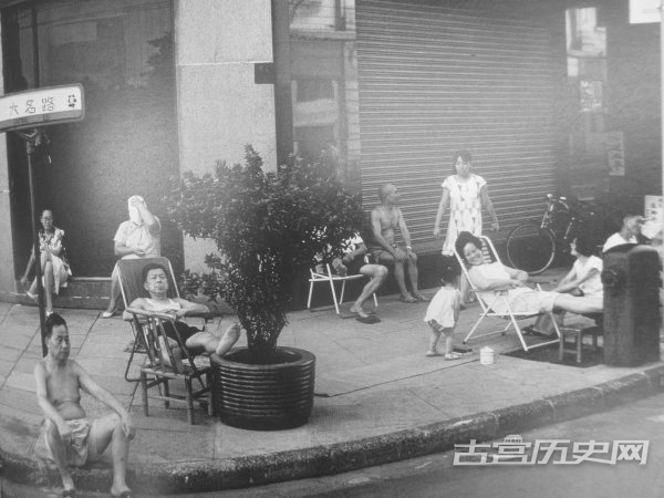 老照片里充满人情味的上海女人穿着保守却美丽