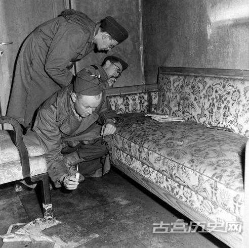 希特勒自杀地堡老照片沙发下有一块血迹