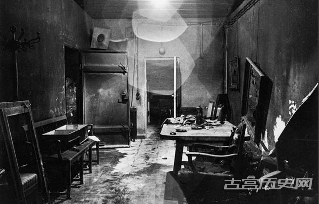 希特勒自杀地堡老照片沙发下有一块血迹