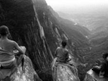 上世纪七十年代少林寺武僧练武的场景