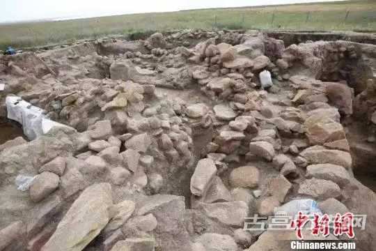 新疆考古学者在东天山发掘距今3000年前大型聚落遗址