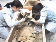 河南郑州仰韶文化遗址发现中国最早丝绸