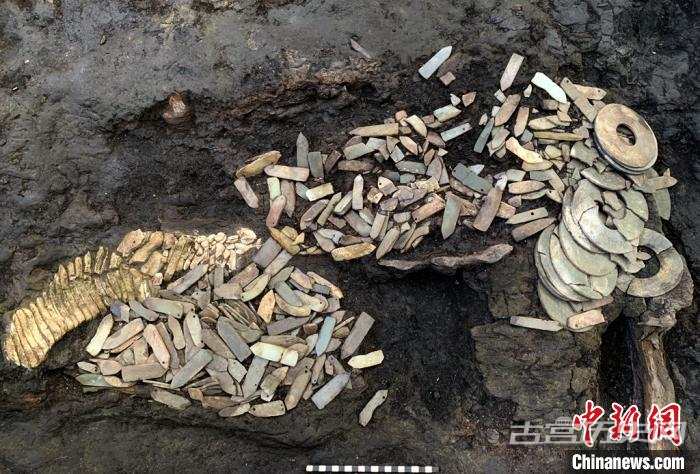 秦始皇陵陵西发现大型墓葬 出土珍贵单体金骆驼