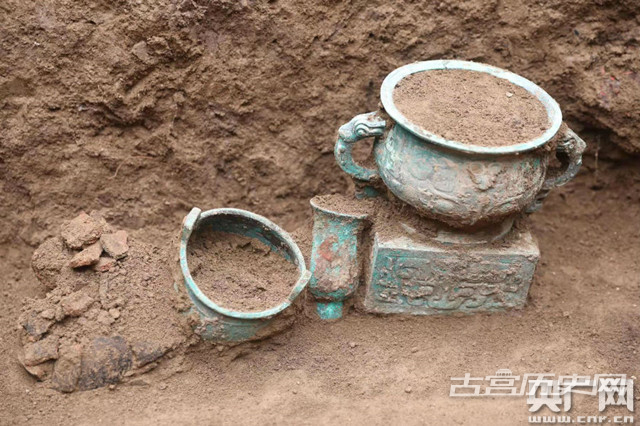 陕西宝鸡西周墓地出土罕见金饰 发现陕西最早最完整原始瓷瓿
