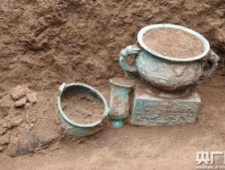 陕西宝鸡西周墓地出土罕见金饰 发现陕西最早最完整原始瓷瓿