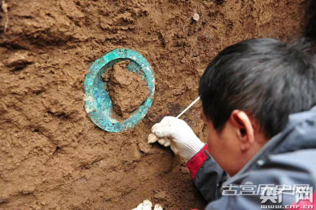 陕西宝鸡西周墓地出土罕见金饰 发现陕西最早最完整原始瓷瓿