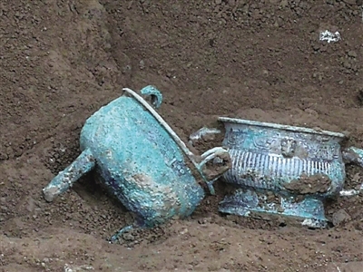 陕西宝鸡旭光墓地出土罕见金制品和青铜器
