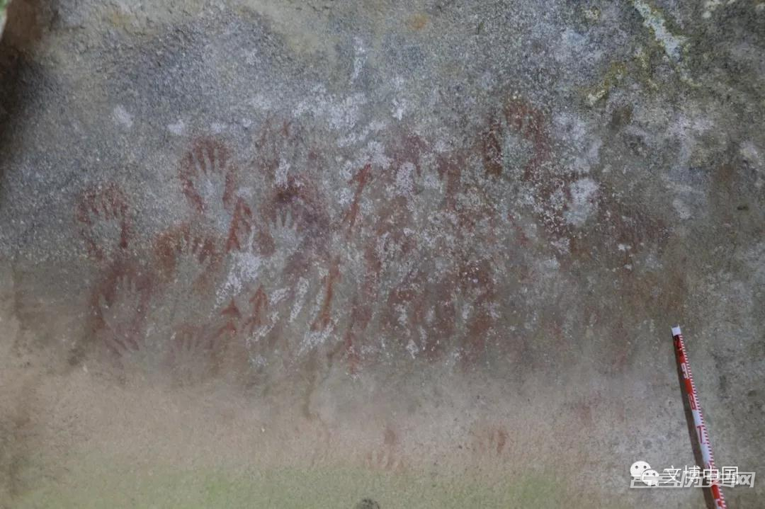 青藏高原首次发现史前彩绘手印岩画