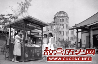 原子弹轰炸的六年后，一间开设在广岛的纪念品店