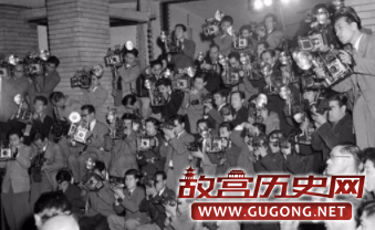 45名记者正在拍摄日本内阁会议的进行